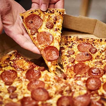 Part de pizza découpée