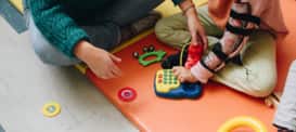 mains d'enfants qui jouent